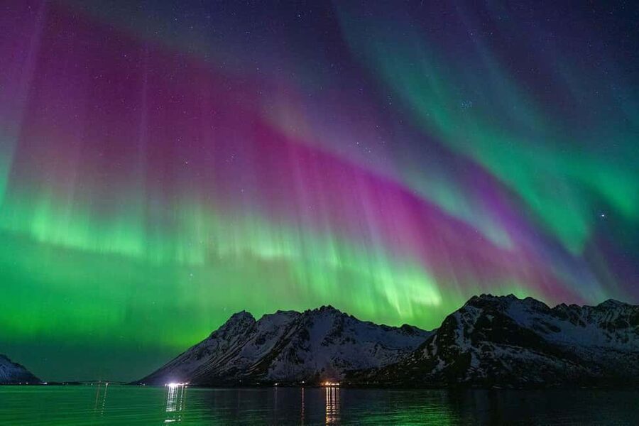 Henningsvær: Northern Lights Tour with Photographer - Chasing the aurora beyond Henningsvær’s village glow