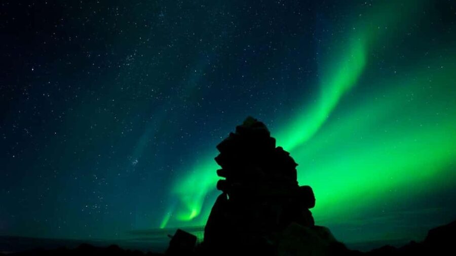 Henningsvær: Northern Lights Tour with Photographer - What the Mercedes V-Class adds to a cold night