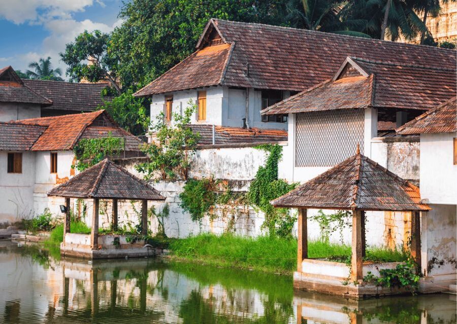 Heritage Trivandrum Photography Walk Tour With Tuk Tuk Ride - Padmatheertha Pond and the first photography stop
