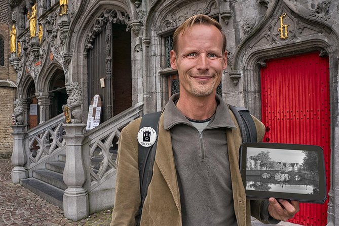 "Hidden Brugge" Photo Tour - 2hr open city tour & workshop - Burg Square: a quick start with useful camera basics