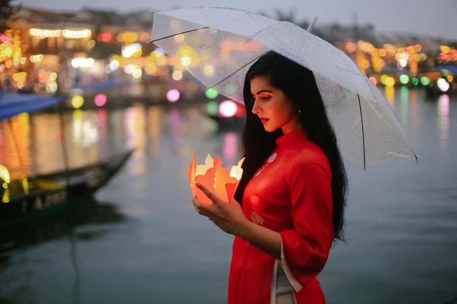 Hoi An Lantern : 45-Minute Short Private Photography Tour - Moving through the lantern-lit old town