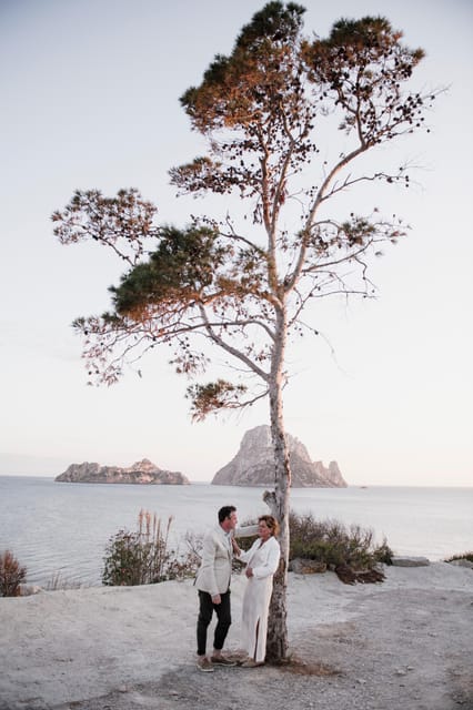 Ibiza: Photoshoot at Es Vedrá panoramic viewpoint & sunset - One hour of guided posing and natural moments