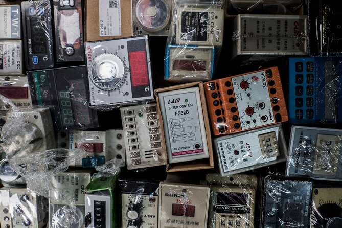 Into the Thieves Market Hanoi Photo Tour - Practicing portraits without forcing the moment