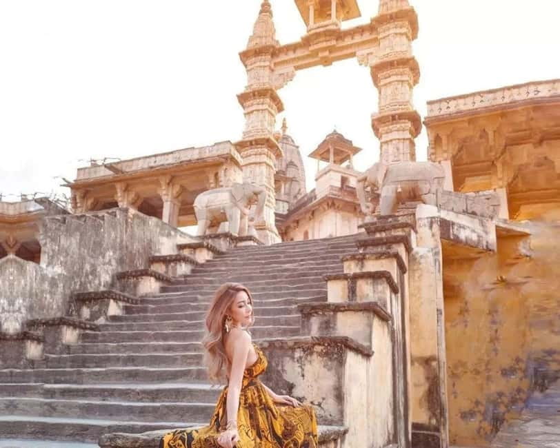 Jaipur: Instagram Photo Experience with a Guide - City Palace courtyards and Jantar Mantar’s giant instruments