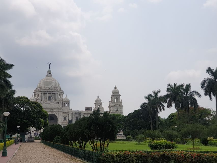 Kolkata Full-Day Street Photography Tour - One hour beneath Howrah Bridge at Mallick Ghat