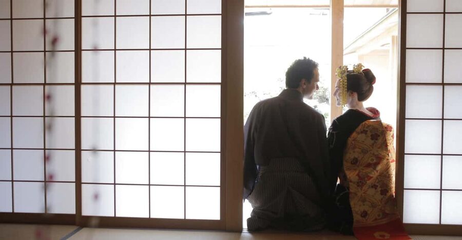 Kyoto kiyomizu Temple : Maiko and Samurai Couple Photoshoot - The transformation begins with a kimono choice