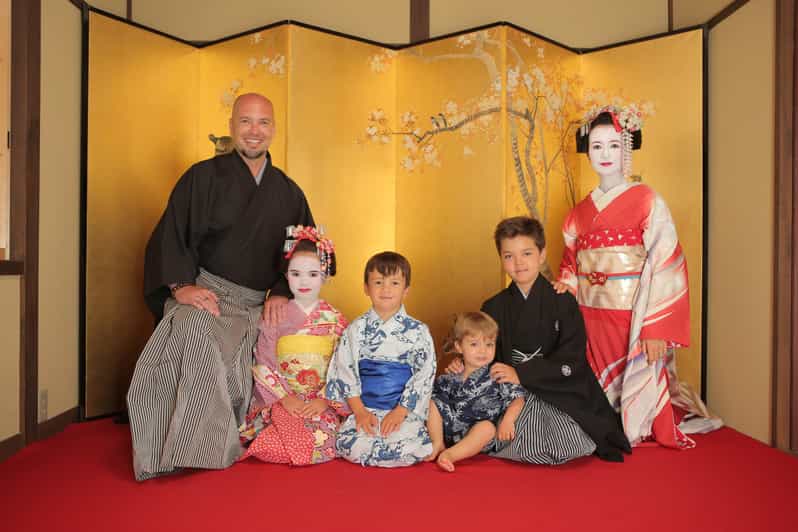 Kyoto kiyomizu Temple : Maiko and Samurai Family Photoshoot - Four people are photographed, but three are included