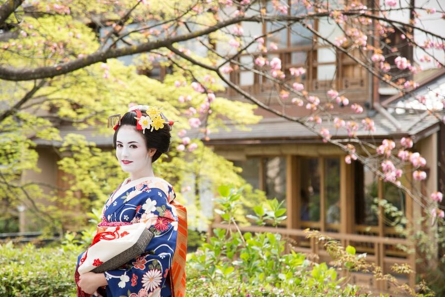 Kyoto: Maiko Makeover and Photoshoot Experience - The Japanese-room photo session