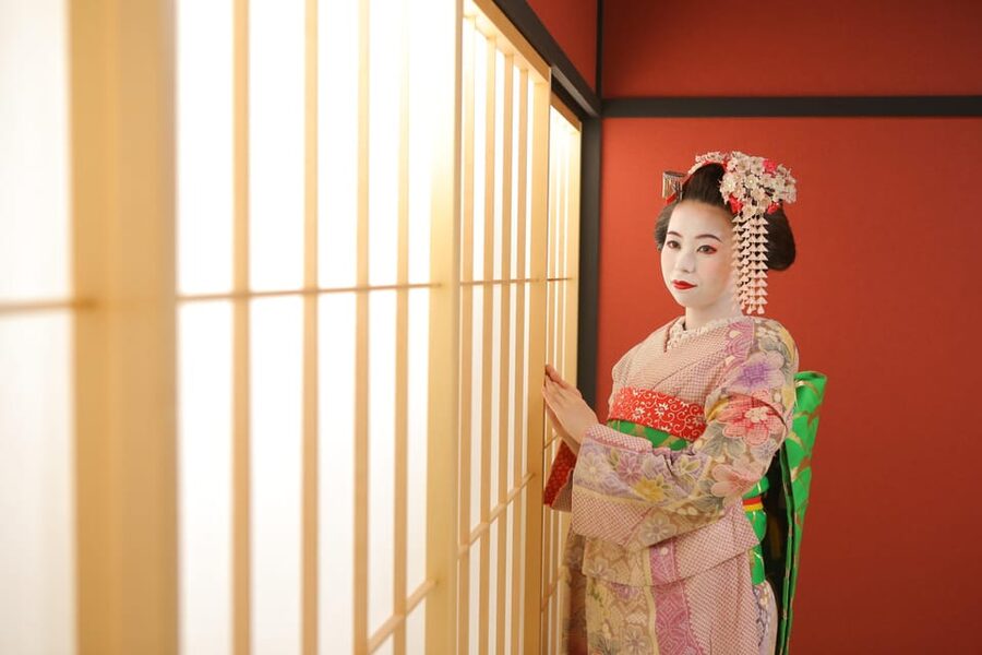 Kyoto: Maiko Makeover and Photoshoot Experience - Ten minutes for your own photographs