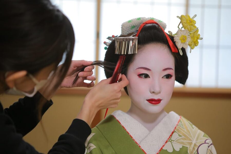 Kyoto: Maiko Makeover and Photoshoot Experience - Optional strolling around Kyoto