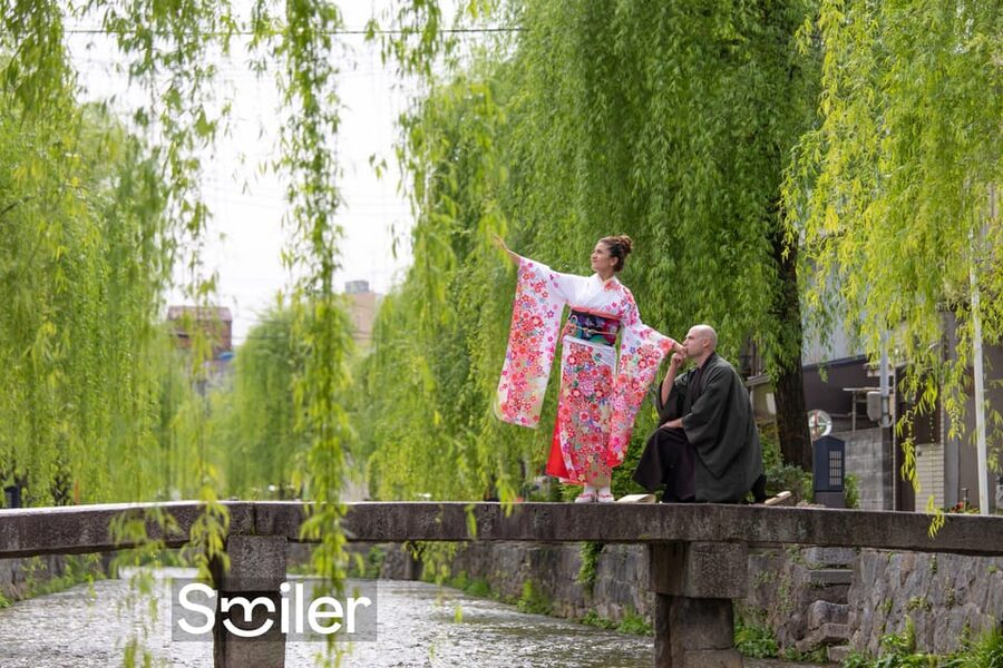 Kyoto: Private romantic photoshoot for couples - Finding the photographer at Yasaka