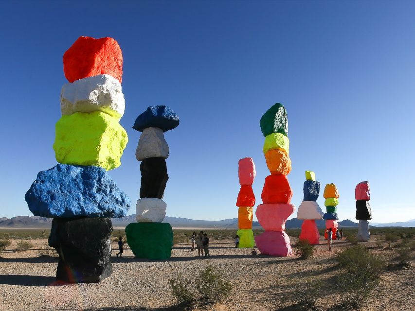 Las Vegas: Las Vegas Sign + 7 Magic Mountains + Photoshoot - Two very different views of Las Vegas