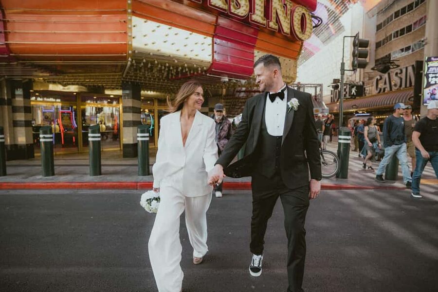 Las Vegas: Wedding Chapel Photography Session - Is $303 good value for your wedding group?