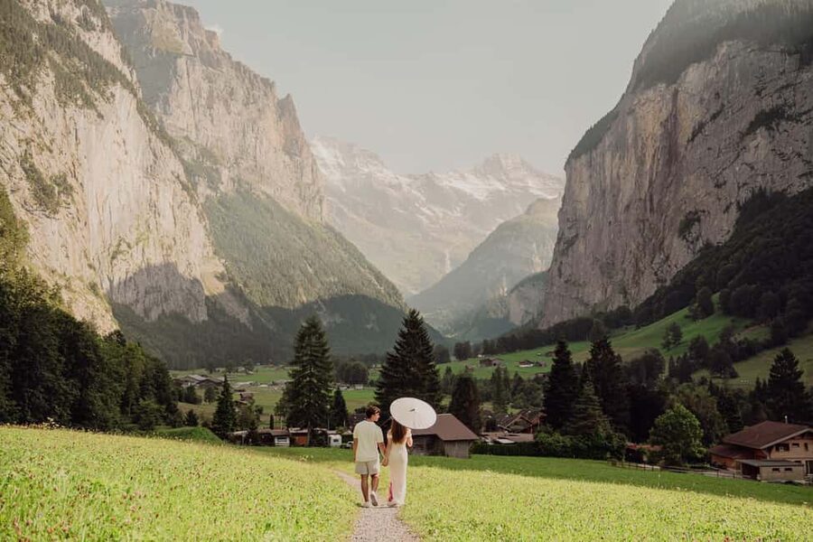 Lauterbrunnen & Wengen: Photoshoot at the best spots. - The 14-minute train ride to Wengen