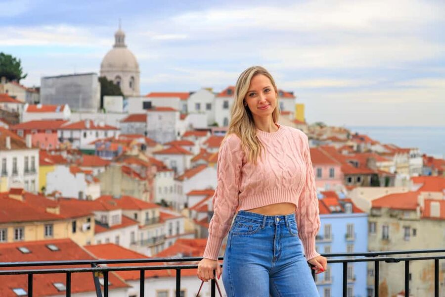Lisbon: Photoshoot + Video in Alfama | Santa Luzia - A photographer who helps you look natural