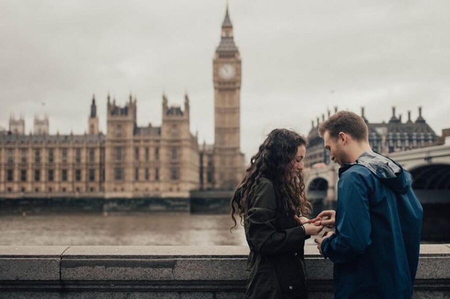 London Photo Tour with a Private Photographer - Posing help for people who dislike posing
