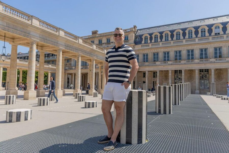 Louvre area photo shoot by Paris photographer - A short Paris session with a clear purpose