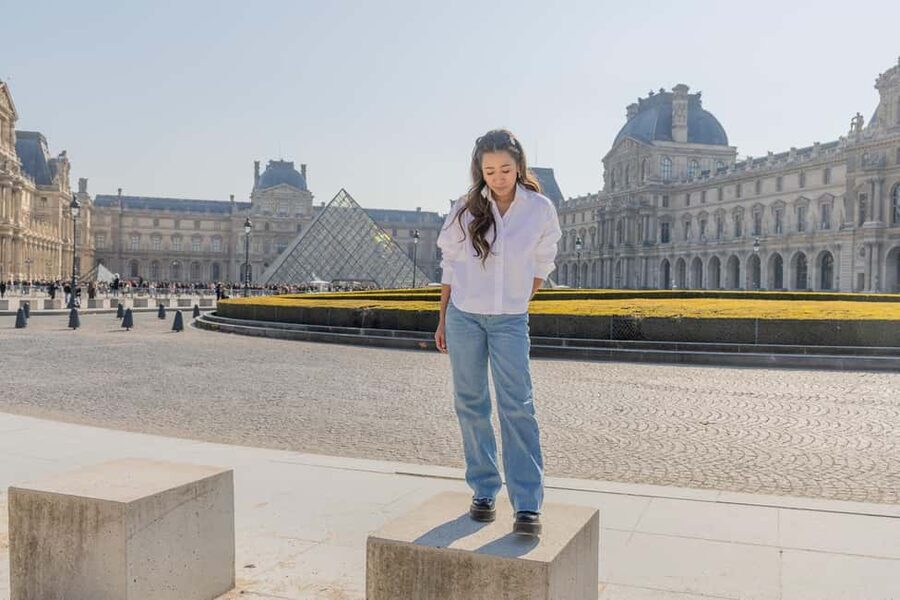 Louvre area photo shoot by Paris photographer - A closer look at the photographer’s approach