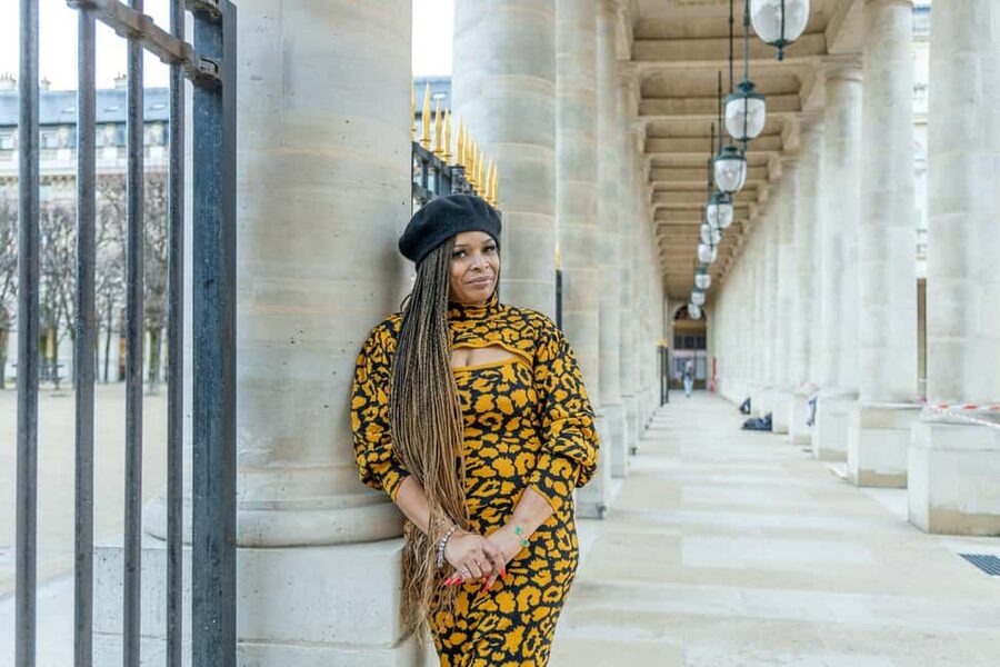 Louvre area photo shoot by Paris photographer - Who gets the best value from $39