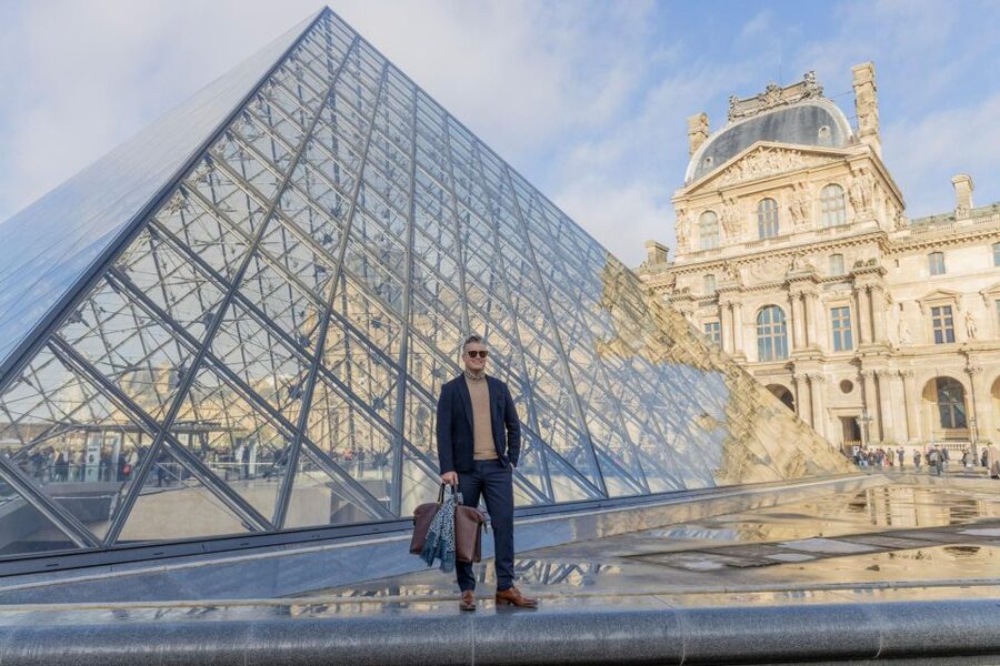 Louvre area photo shoot by Paris photographer - Timing, cancellation, and access