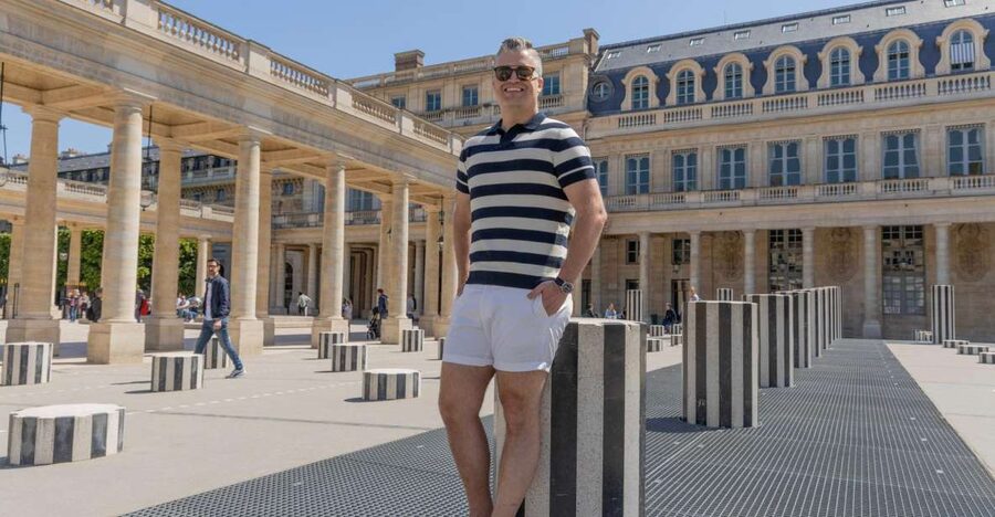 Louvre area photo shoot by Paris photographer - Meeting at 155 Rue Saint-Honoré