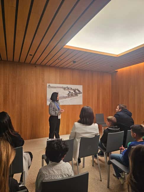 Louvre Museum (Essential) – 2-hour visit in Portuguese with a photo session - Meeting at the Napoleon Wing and Carrousel Entrance