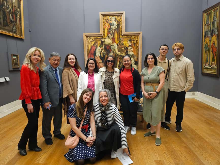 Louvre Museum (Essential) – 2-hour visit in Portuguese with a photo session - The First Guided Hour and the Louvre’s Famous Works