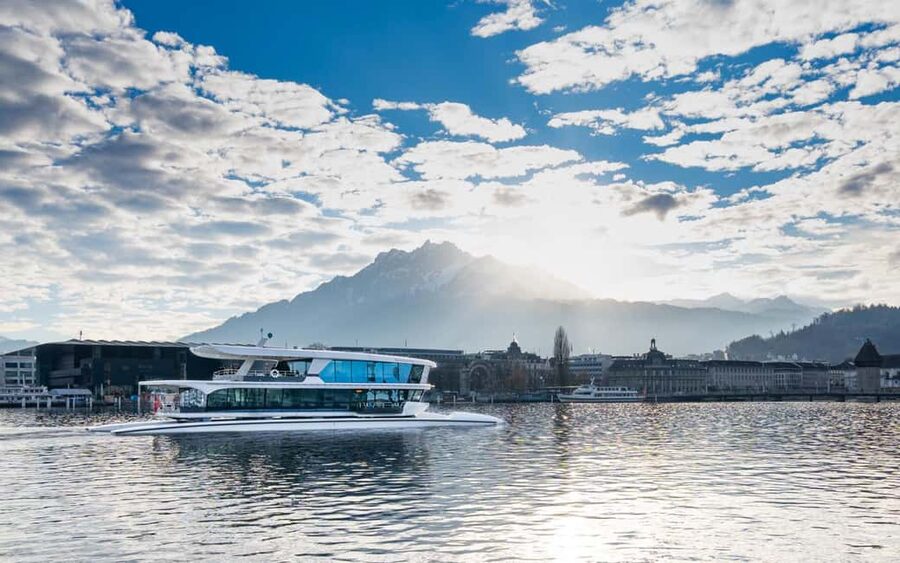 Lucerne: Lake Cruise & Old Town Tour w/ Guide & Photographer - Starting at Bahnhofquai beside the lake