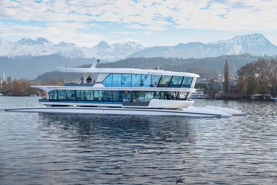 Lucerne: Lake Cruise & Old Town Tour w/ Guide & Photographer - Christmas markets and Swiss holiday traditions