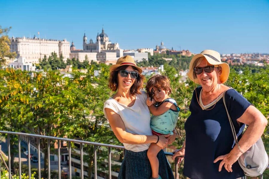 Madrid: El Retiro Park Private Photoshoot - Who will get the most from this experience