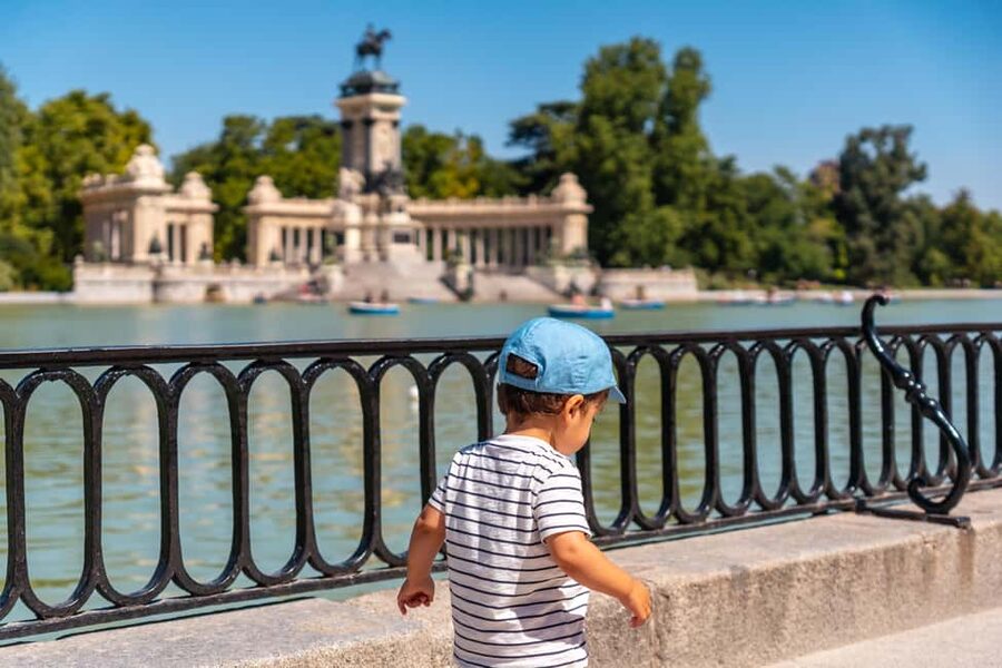 Madrid: El Retiro Park Private Photoshoot - Meeting outside El Casón del Buen Retiro