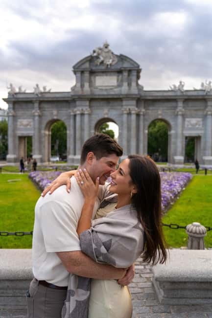 Madrid: Photoshoot for couples - From central Madrid to the Sabatini Gardens