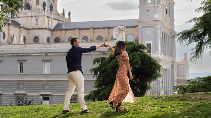 Madrid: Photoshoot for couples - Choosing and receiving your 40 edited photographs