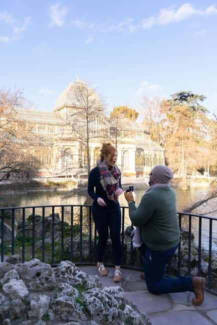 Madrid: Photoshoot for couples - Walking to the Royal Palace