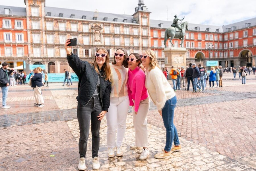 Madrid: Professional photoshoot at The Royal Palace - Key points to know before booking