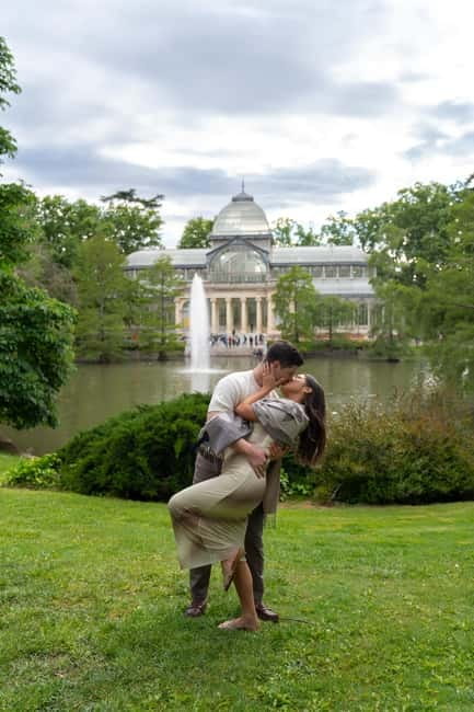 Madrid: Professional photoshoot in the Retiro park - Meeting Karen and getting comfortable in front of the camera
