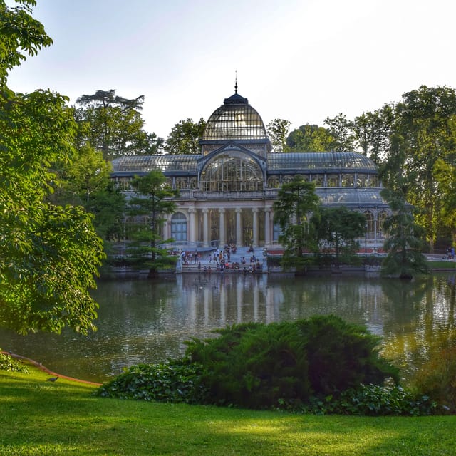 Madrid: Retiro Park Guided Tour with a Photographer - The final viewpoints and scenic walk