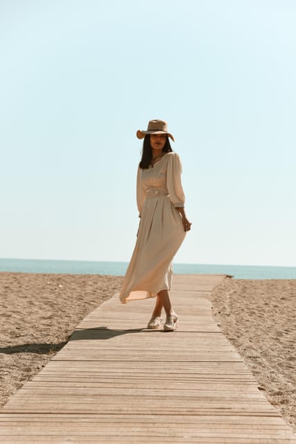 Málaga: Professional Photoshoot and City Tour - Soho and Lagunillas for colorful backgrounds