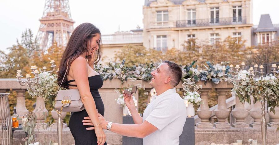 Marriage Proposal in Paris + Photographer 1h-Proposal agency - A proposal built around the Eiffel Tower
