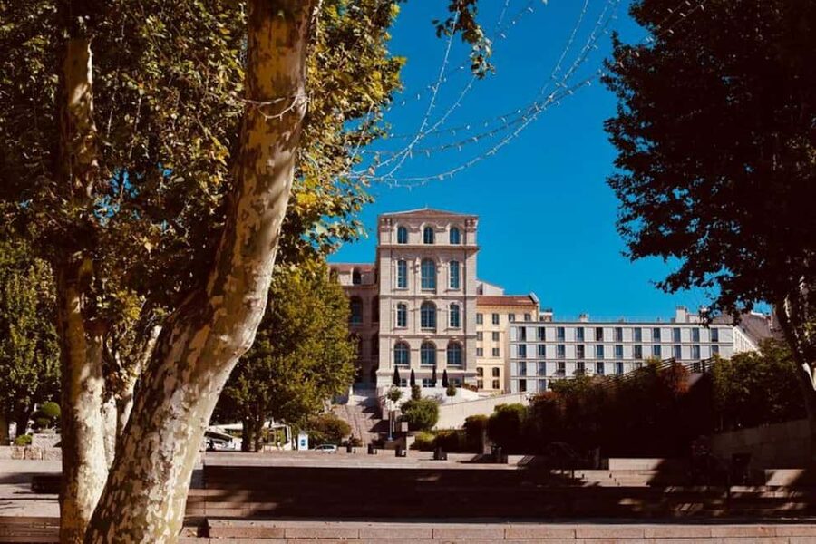 Marseille: Photoshoot Experience - A Marseille Photo Session Built Around Your Location