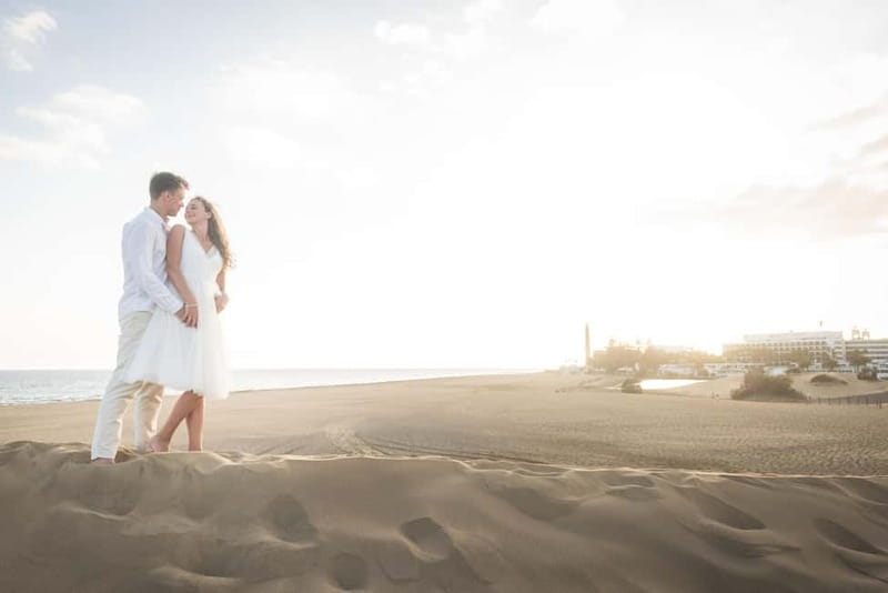 Maspalomas: Private professional photo session at sunset. - Walking into the Maspalomas dunes