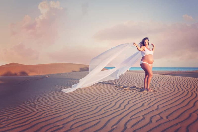 Maspalomas: Private professional photo session at sunset. - Natural posing with photographer Ainara