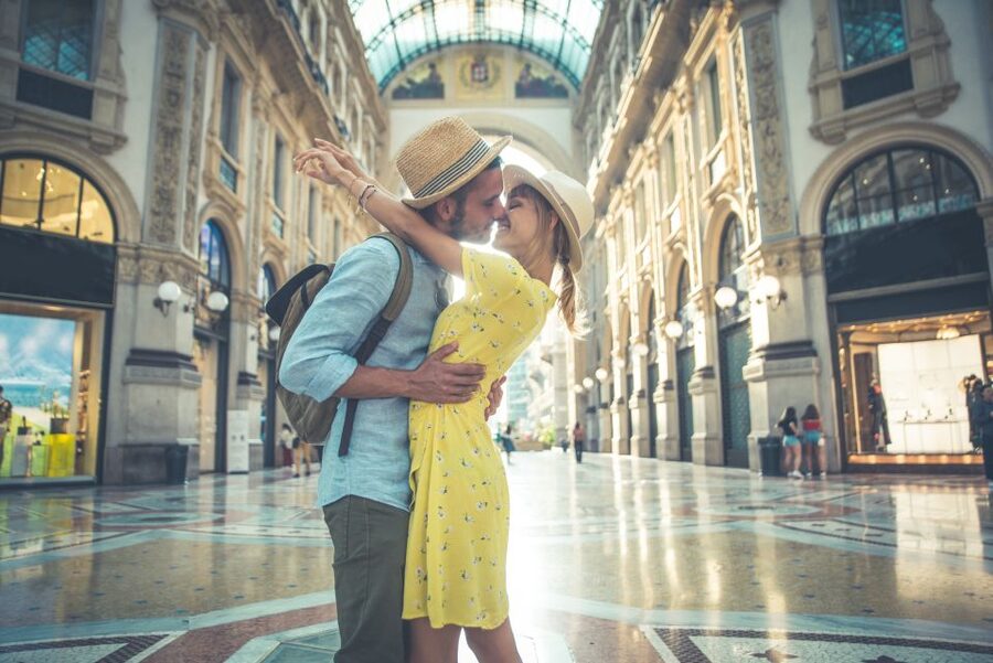Milan: Romantic photoshoot for Couples - How the photographer guides your poses