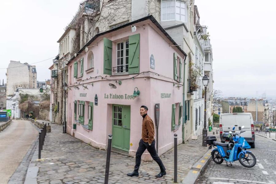 Montmartre Sacre Coeur area photoshoot by Paris photographer - Photo stops outside Sacre Coeur