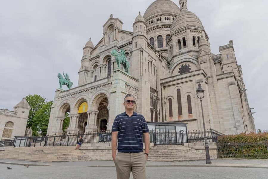 Montmartre Sacre Coeur area photoshoot by Paris photographer - Who will enjoy this most
