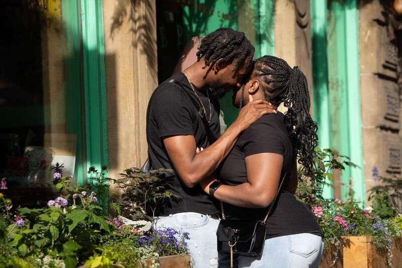 Montreal: Professional Photo Session with Delivery - Ten edited photographs delivered after the shoot