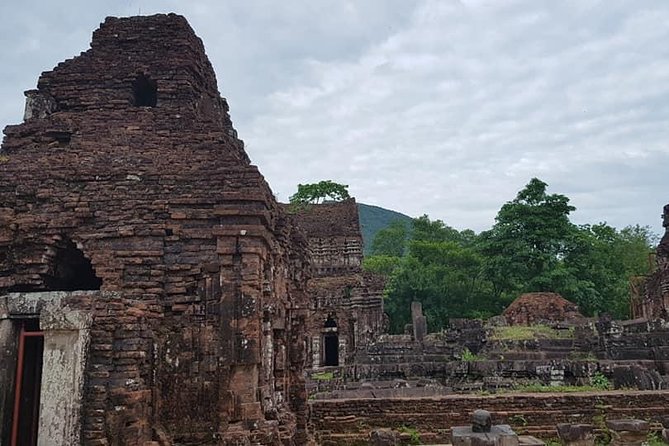 MY SON SUNRISE TOUR to avoid Crowds, Take Nice Photos from HOI AN or DANANG CITY - Taking photos before the valley fills