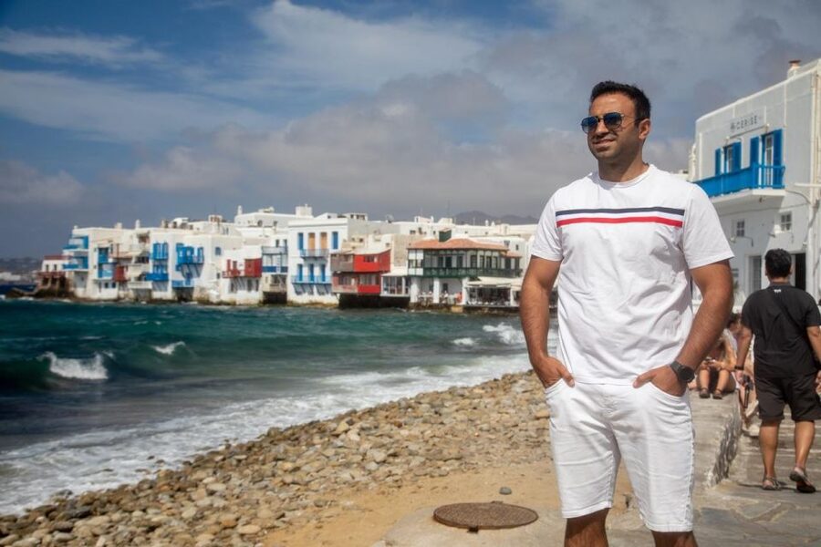 Mykonos: 1 hour private photo session in Mykonos Town - Meeting at the Windmills