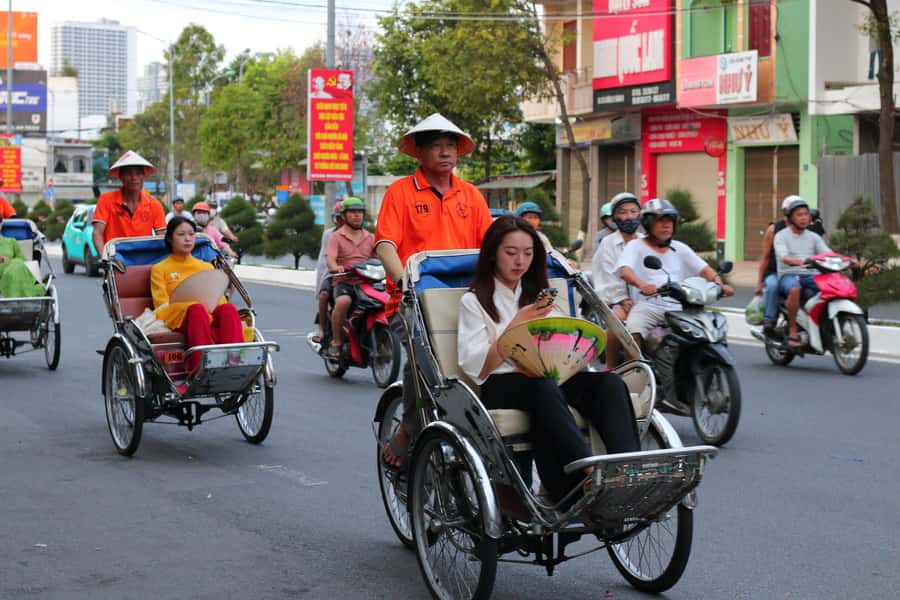 Nha Trang: Ao Dai Photoshoot with Cyclo Ride - What the photographer option really changes