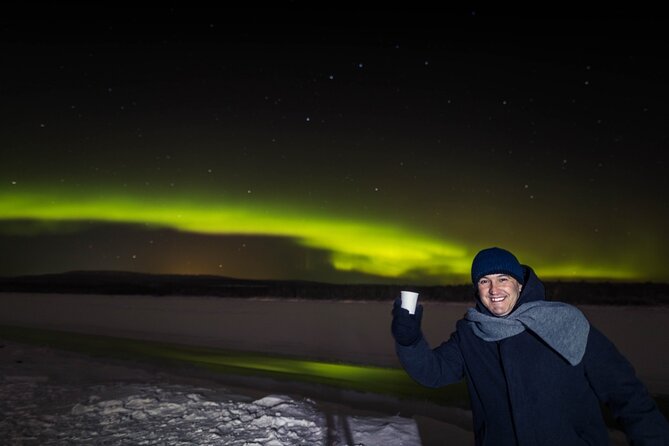 Northern lights hunting photo tour with bbq; small groups - Waiting beside the fire